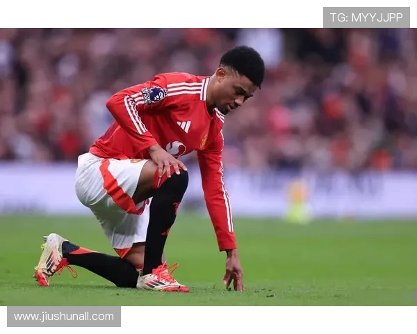 曼联邀请重病球迷赴卡灵顿与球员亲密接触 观摩训练感动泪目